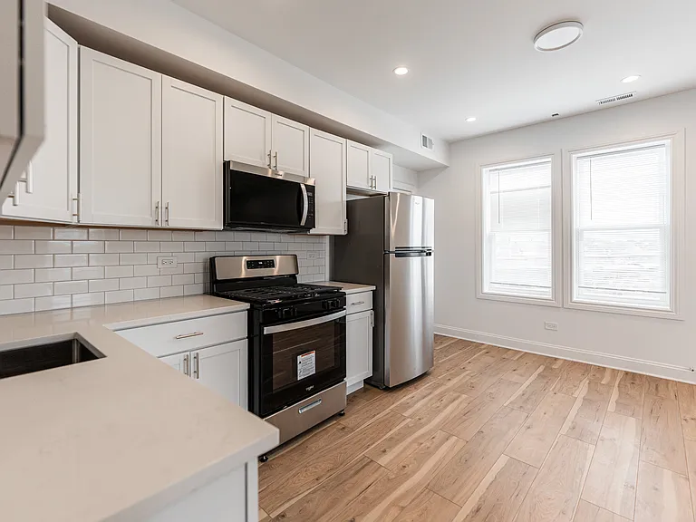 2101 N Hamlin Ave #3F — Photo 2