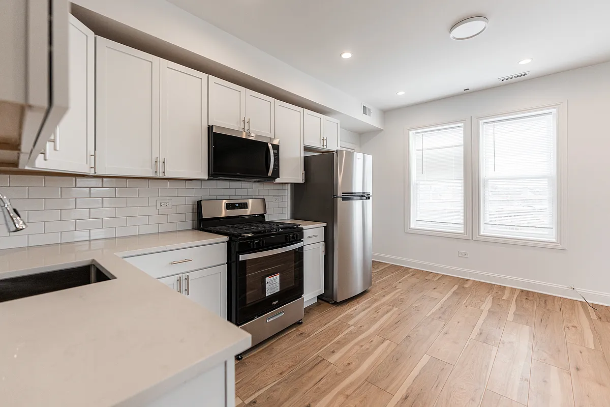 Building Photo - 2101 N Hamlin Ave #3F