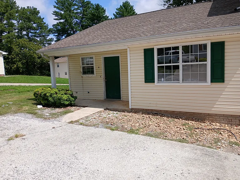 680 Hiwassee Ave NE #4 — Photo 1
