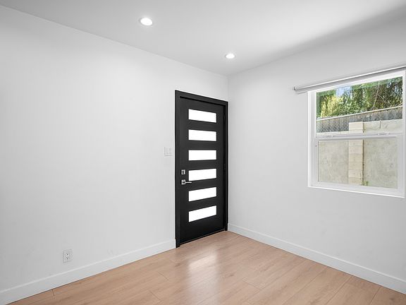 4th image of 10647 Tuxford St