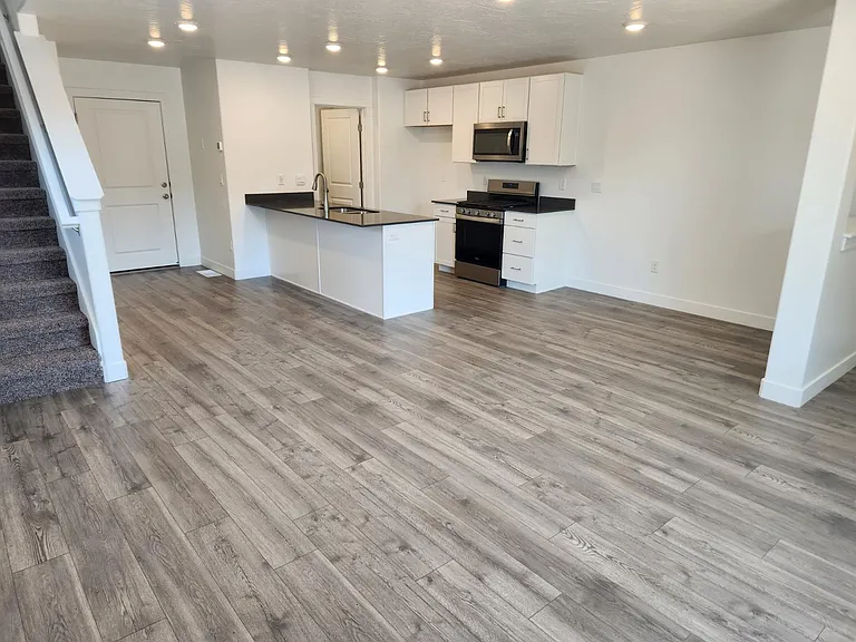 537 May Dr — Photo 3