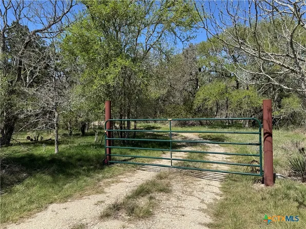 801 Deertrail Dr, San Marcos, TX 78666