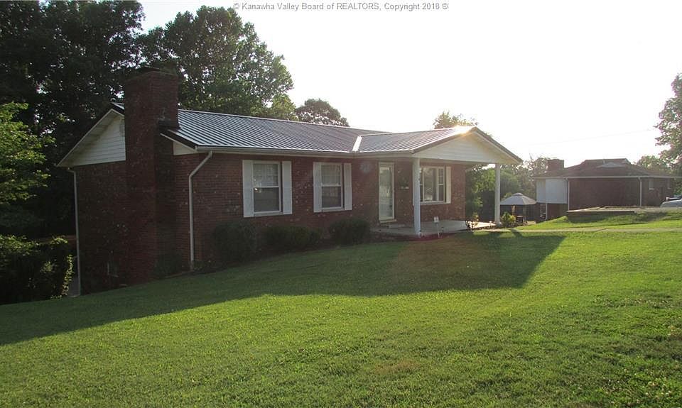 1st image of 221 Oak Dr