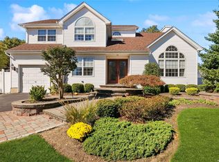 48 Long House Way, Commack, NY 11725