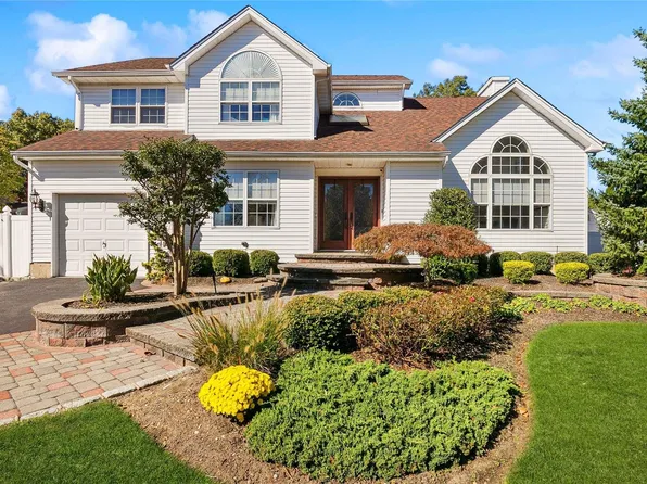48 Long House Way, Commack, NY 11725