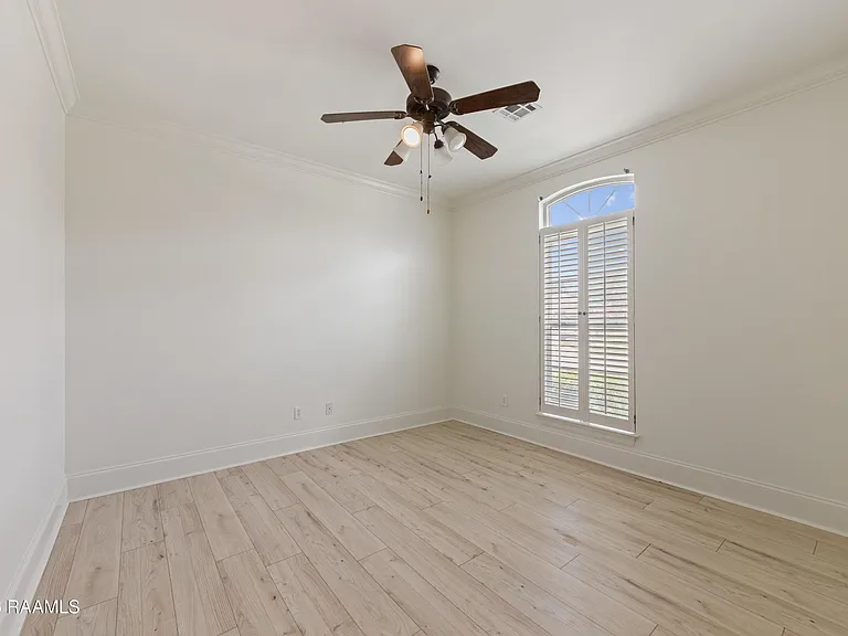 100 Shumard Dr — Photo 35