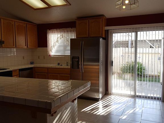 4bd 2ba rental house kitchen / entry to patio/back yard