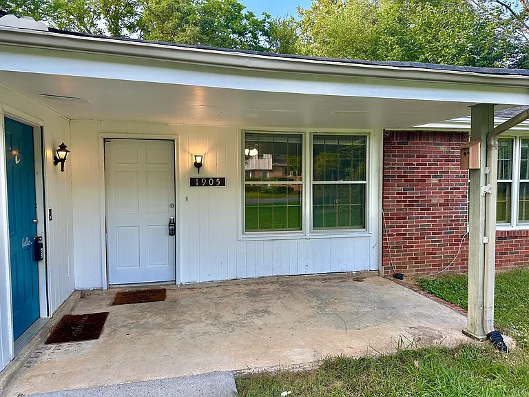 1905 Fern Dr — Photo 2