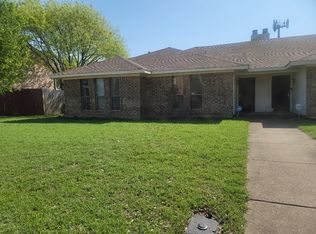 806 Red Bud Dr, Desoto, TX 75115