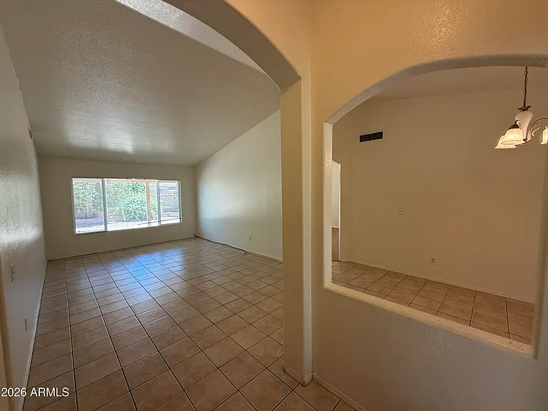 505 W Sereno Dr — Photo 3