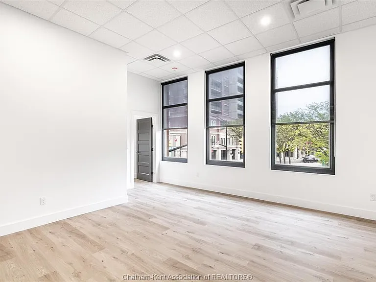 138 King St W #203 — Photo 1