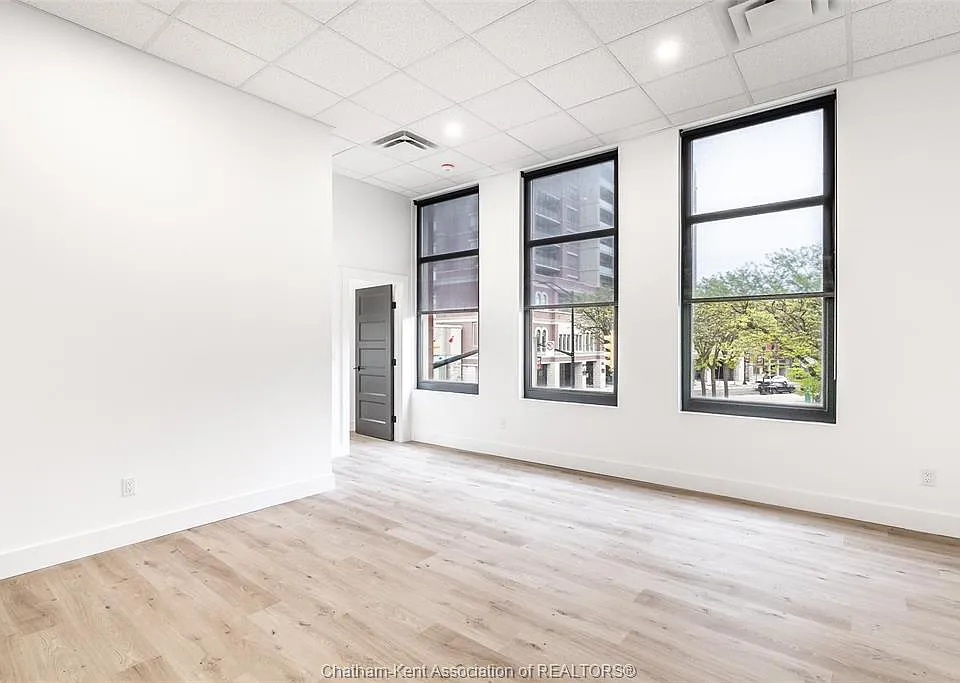 138 King St W #203