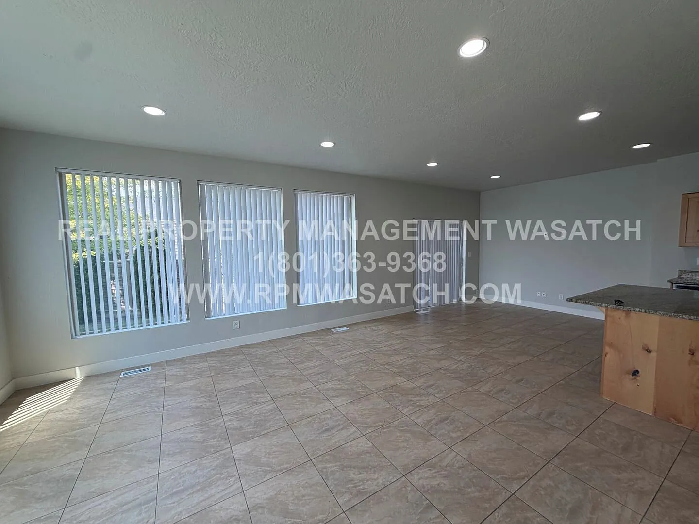 Beautiful Spacious Murray Townhome Prime Location — Photo 4