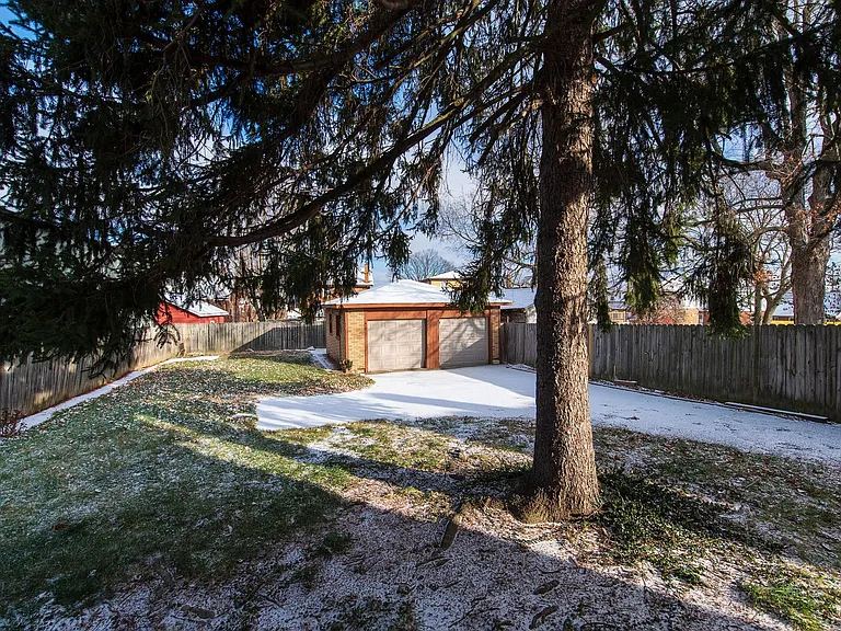 Beautifully updated Tudor style duplex. Upper unit. Large rooms. 2 balconies, private entry. Fenc... — Photo 40