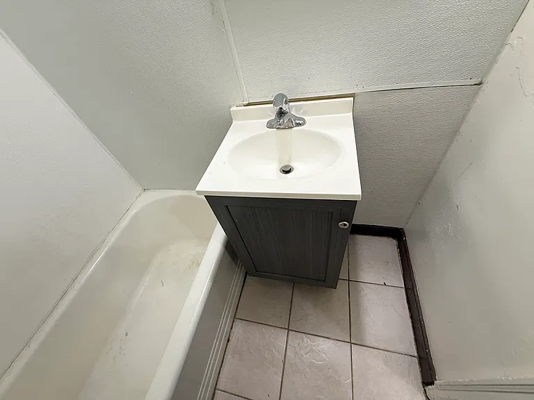 231 W 4th St #4 — Photo 24