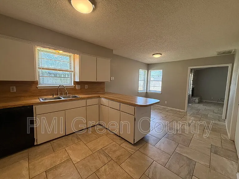 900 W Norman St — Photo 8