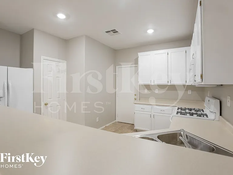 8309 Cavaricci Ave — Photo 5