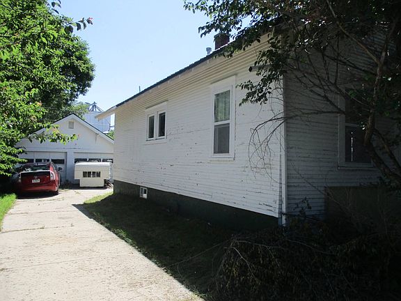 3rd image of 109 N Maple St