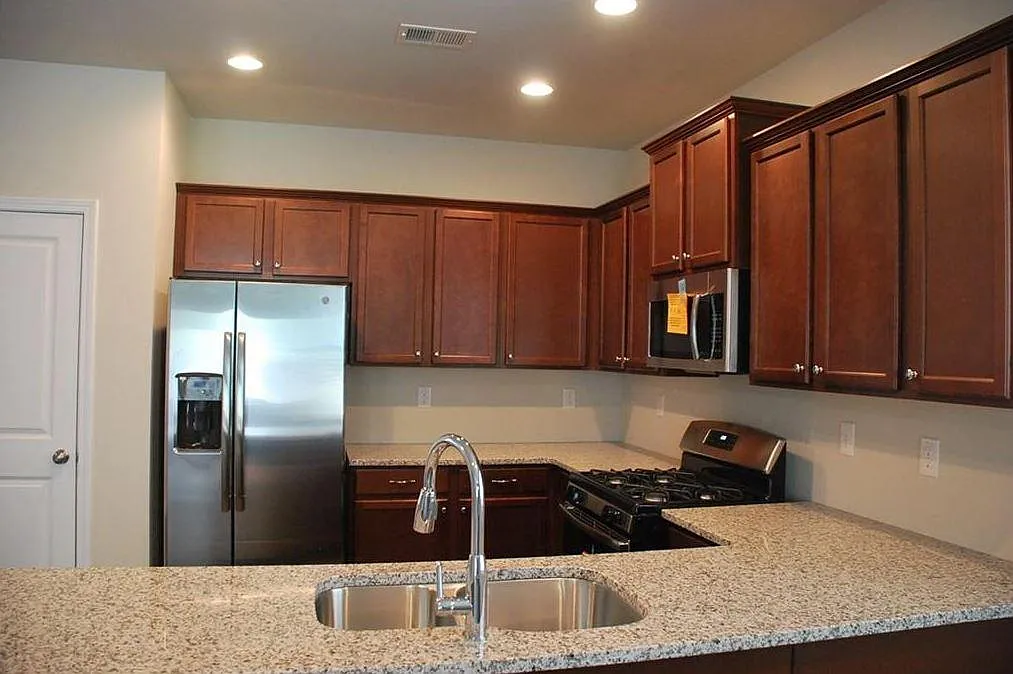 4 bed, 2.5 bath, 2000 sqft, $1,998 — Photo 4