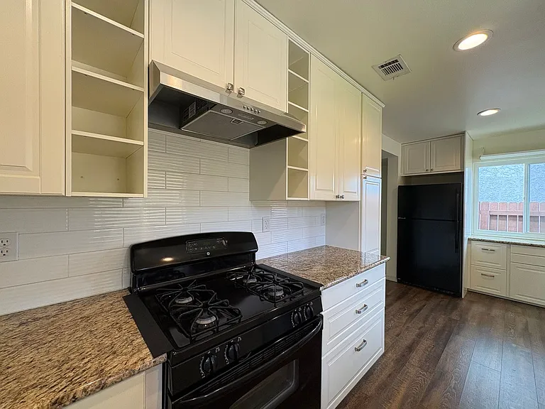 2104 N Mammoth Pl — Photo 6
