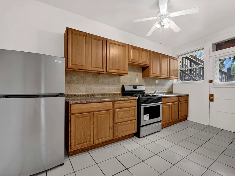1237 1/2 W Greenleaf Ave #2E — Photo 10