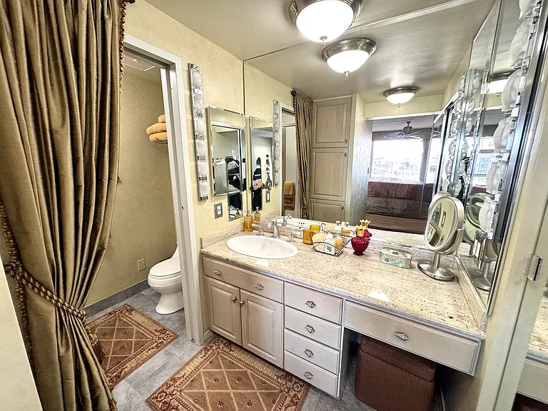 5400 The Toledo #410 — Photo 18