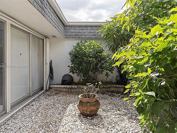 4th image of 5010 Banyan Ln