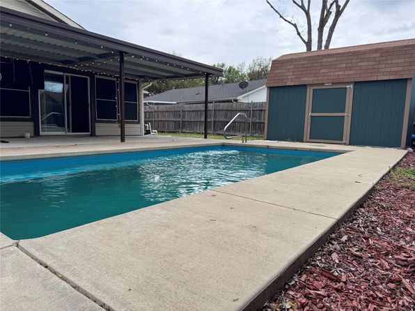 318 Clearwood Dr, Grand Prairie, TX 75052