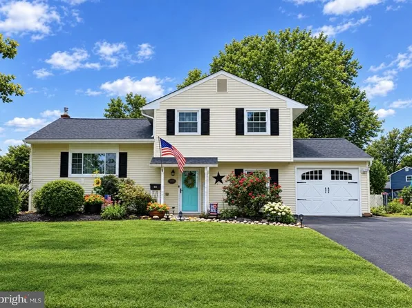 232 Midway Dr, Morrisville, PA 19067