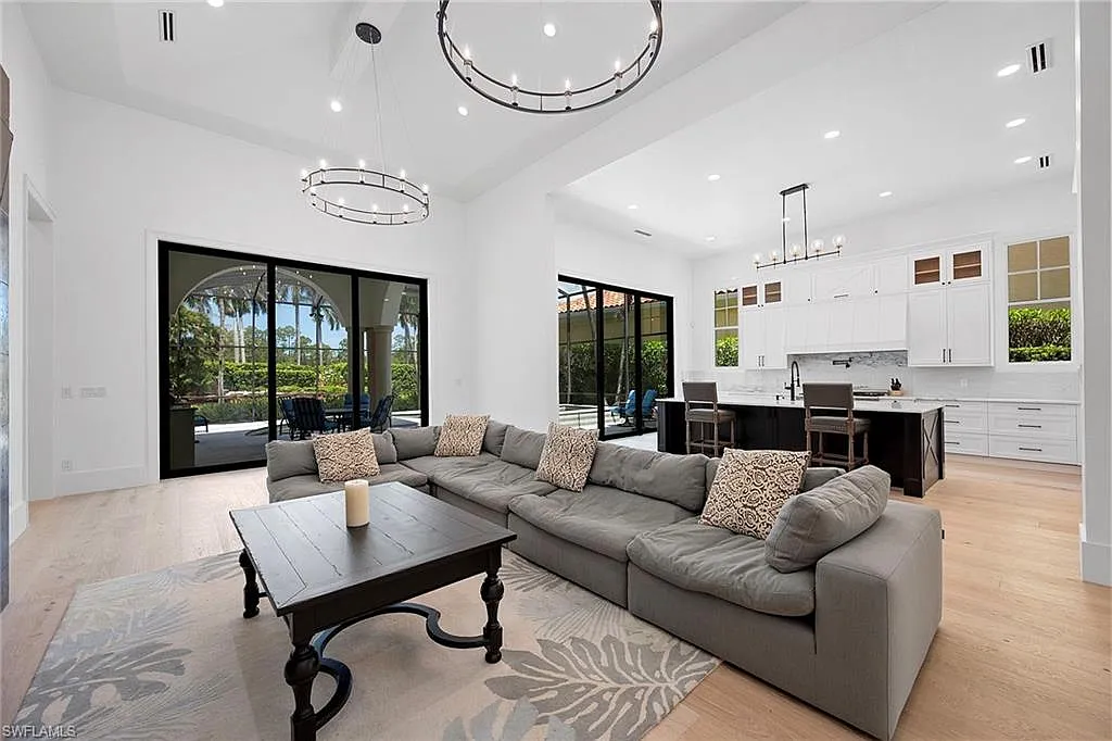 5 bed, 4.5 bath, 4152 sqft, $19,950 — Photo 2