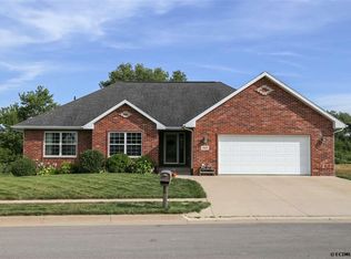 709 River Bend Dr NE, Cascade, IA 52033