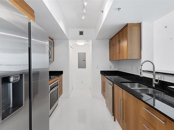 4th image of 325 Biscayne Blvd #2821