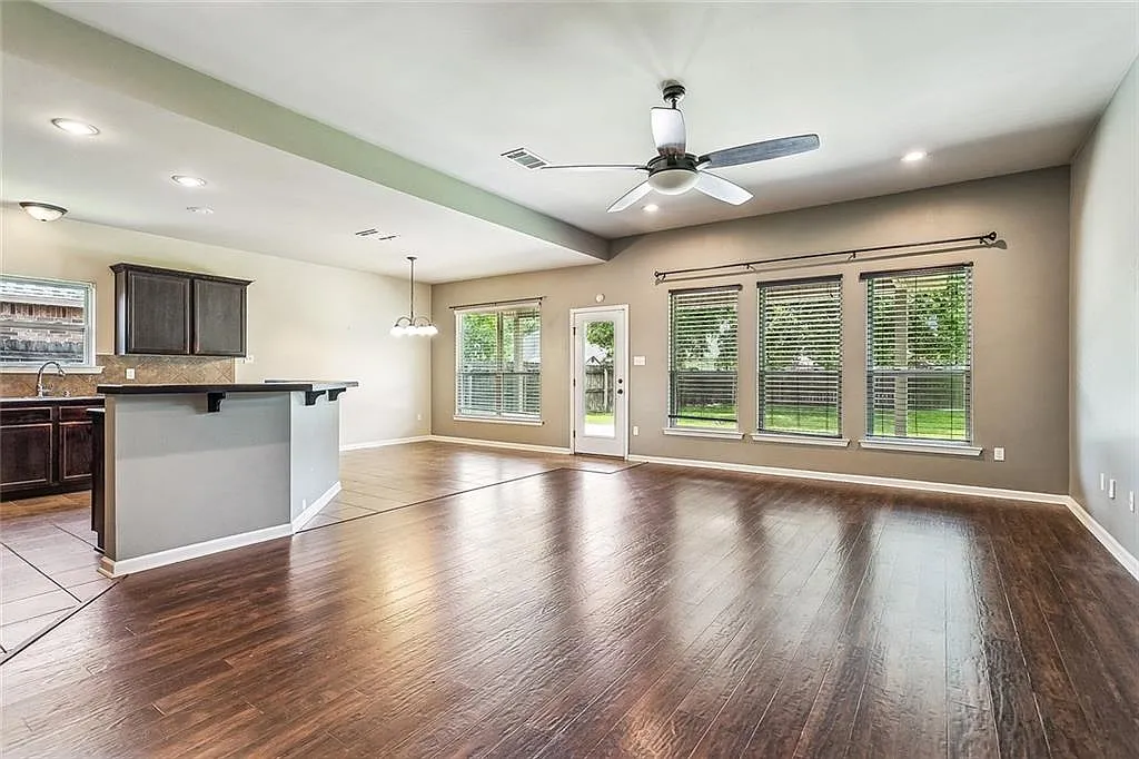 3 bed, 1718 sqft, $2,000 — Photo 2