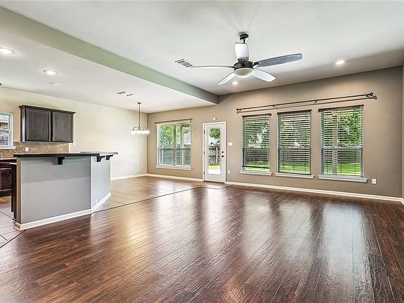 2nd image of 925 Weston Dr