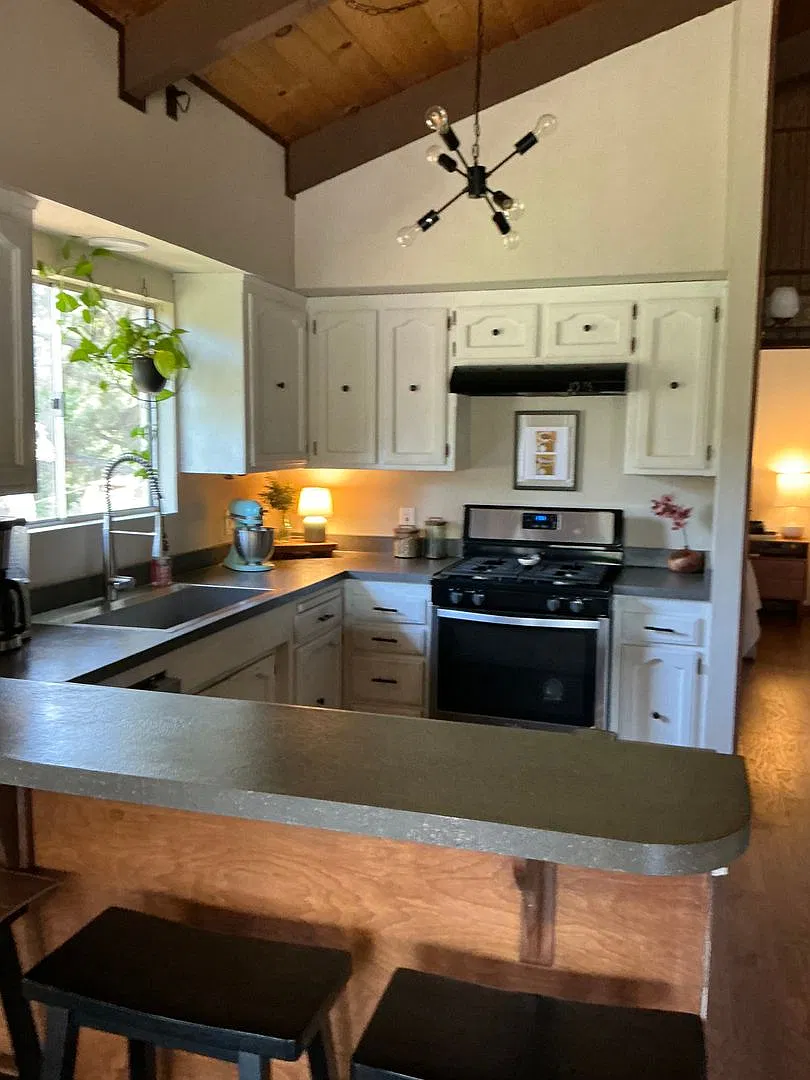 Fully Furnished 3 Bedroom Mountain Cabin with Garage, Large Deck & Scenic Views — Photo 4