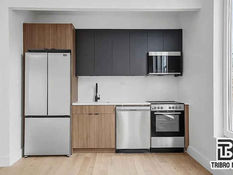 222 E 16th St #2F — Photo 2
