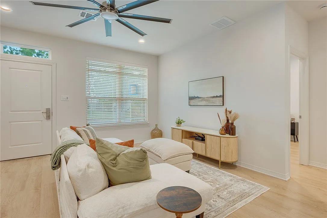6 bed, 6.5 bath, 2446 sqft, $4,950 — Photo 3