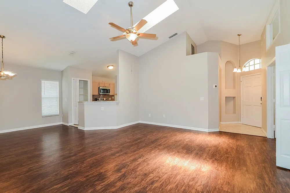 3 bed, 2.0 bath, 1366 sqft, $2,350 — Photo 4