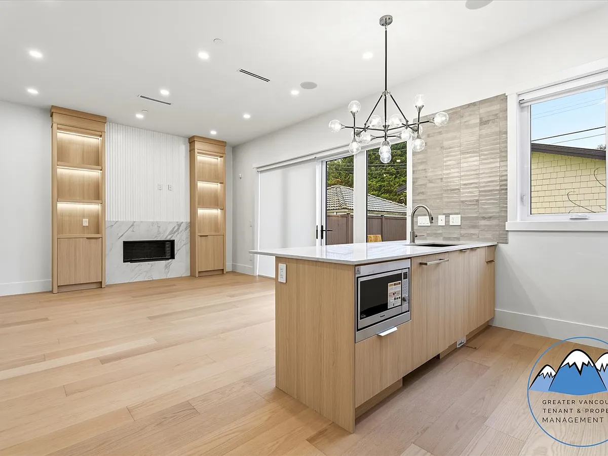 Building Photo - 5883 Sophia St #2