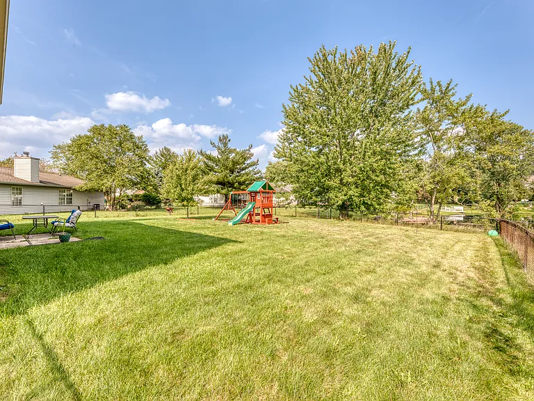 7555 Crickwood Ln — Photo 4