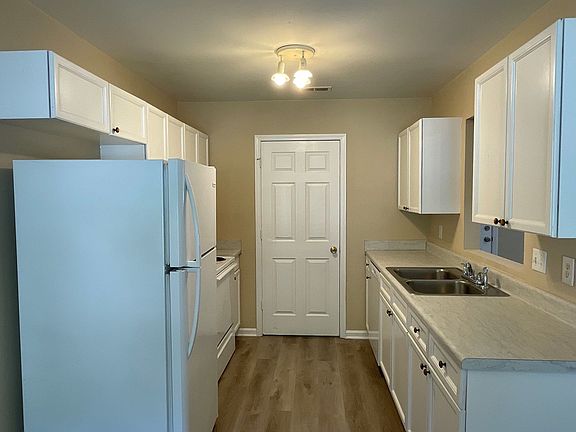 3rd image of 5534 Windy Valley Dr