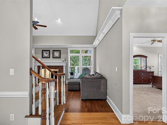 4th image of 5301 Woodridge Dr