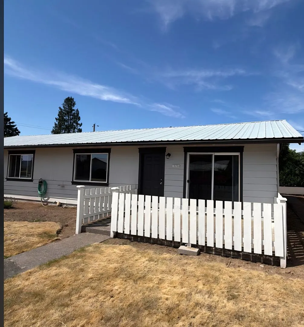 Refurbished 2 Bed 1 Bath with W/D in unit - close to Elk Rock, Max, on bus line — Photo 1