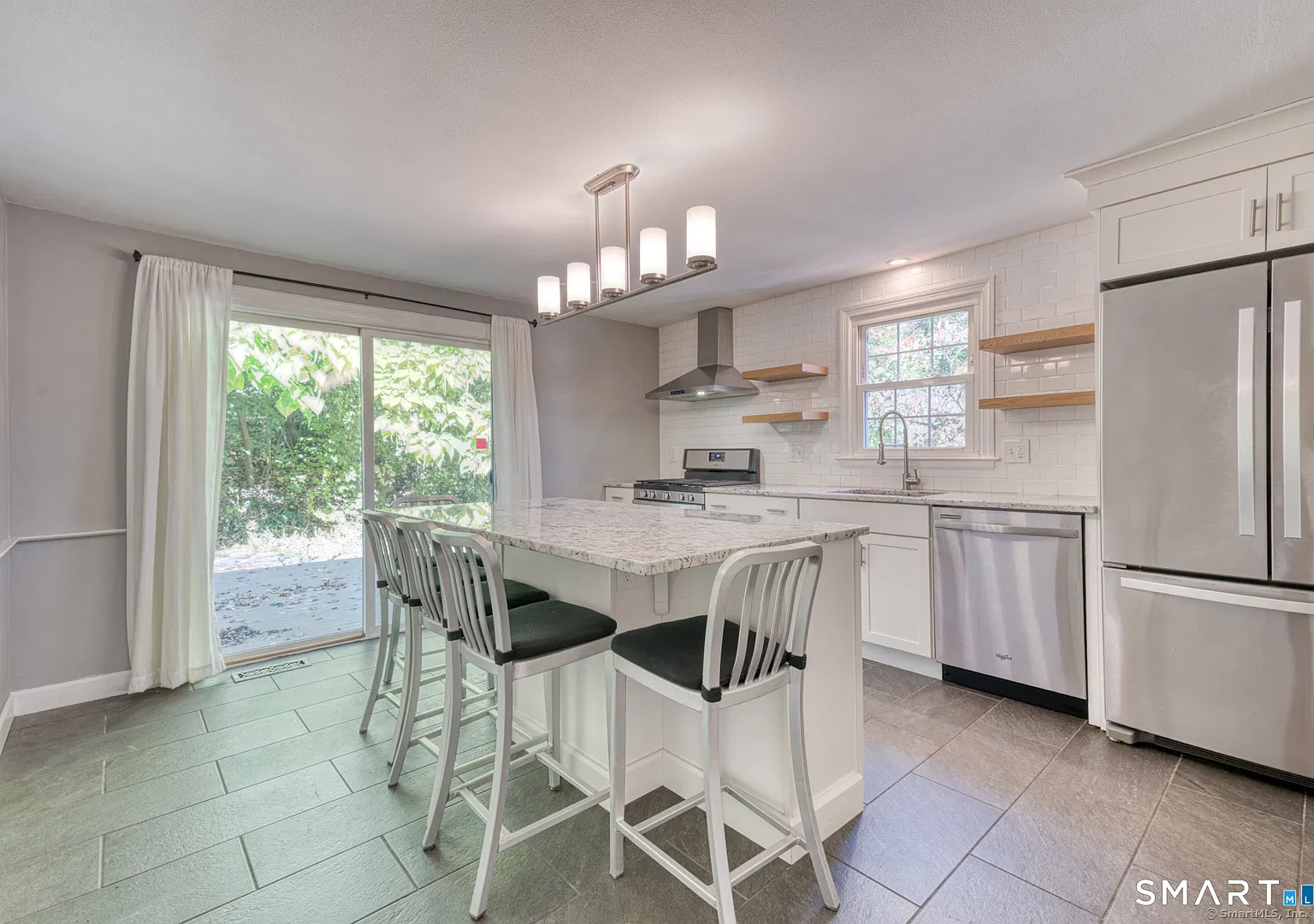 2 bed, 1.5 bath, 1134 sqft, $2,400 — Photo 2