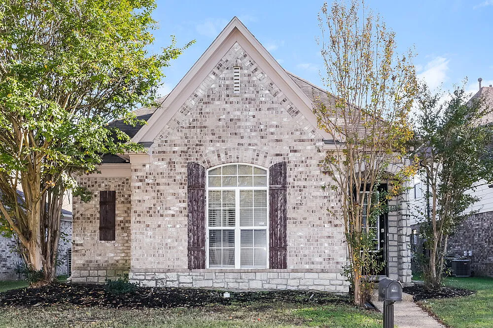 3 bed, 2.0 bath, 1672 sqft, $2,005 — Photo 1
