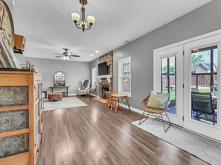 109 Easton Dr — Photo 10