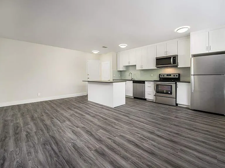 1301 Dundas St W — Photo 9