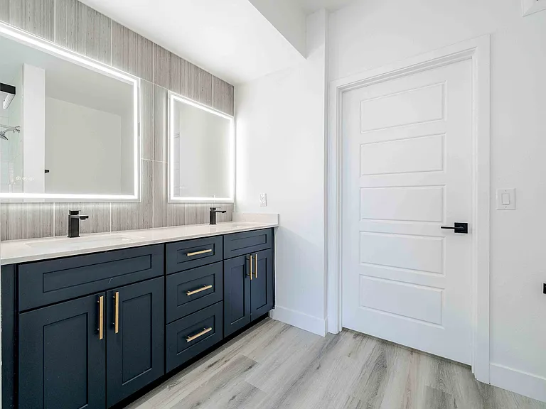 Slate, Scottsdale, AZ, Vacant Bathroom