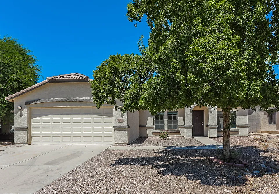 4148 E Stratford Pl