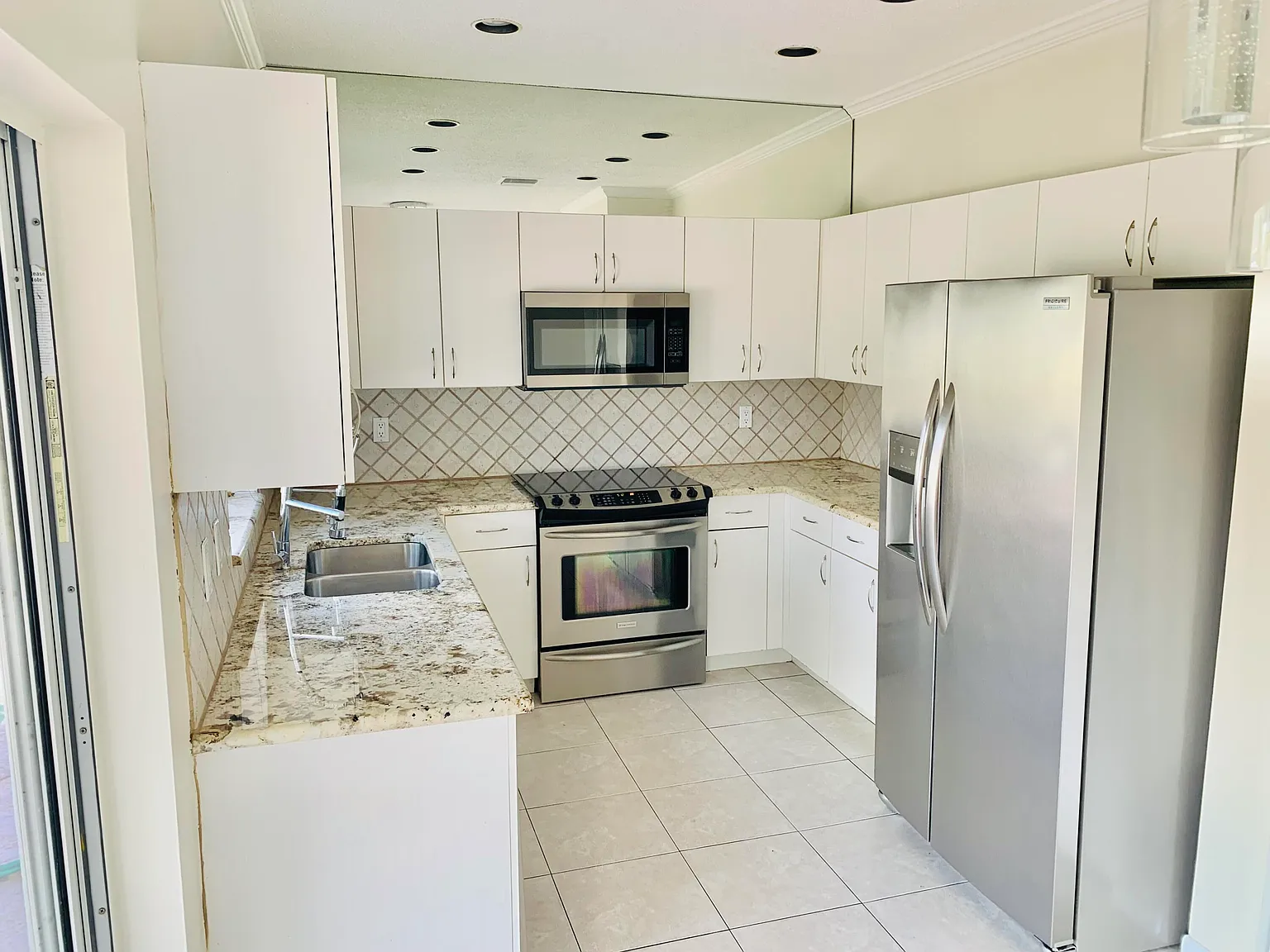 4 bed, 2.5 bath, 2768 sqft, $4,890 — Photo 3